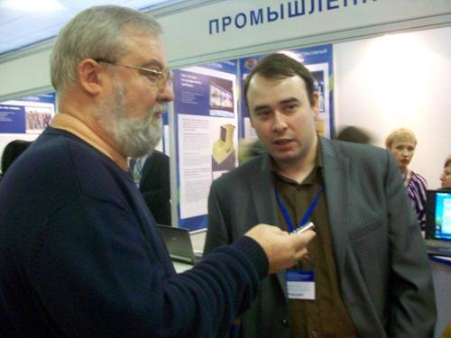Посетители у стенда компании "Инфосистемы ВР" на IX форуме-выставке