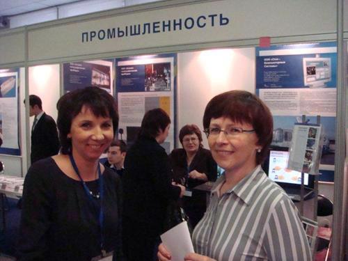 Посетители у стенда компании "Инфосистемы ВР" на IX форуме-выставке