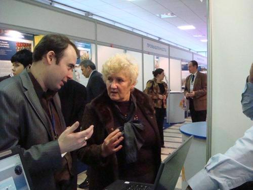 Посетители у стенда компании "Инфосистемы ВР" на IX форуме-выставке